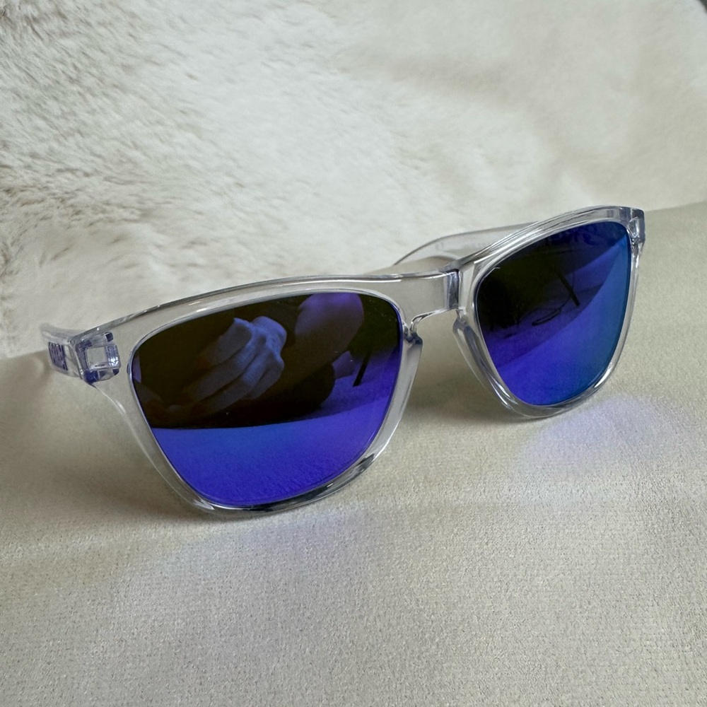Oakley Frogskins 9006 with Violet Iridium Lenses - Picture 2 of 11